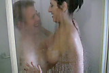 Couple amateur enjouee fournique dans la douche