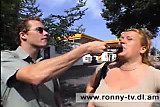 Ronny und sein Kameramann machen sich an 3 Hausfrauen ran